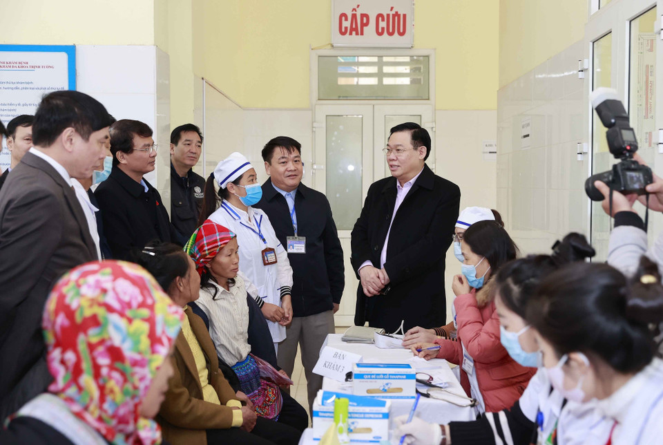 Chủ tịch Quốc hội Vương Đình Huệ thăm hỏi bác sỹ, y tá và nhân dân tại Trạm Y tế xã Trịnh Tường. (Ảnh: Doãn Tấn/TTXVN)