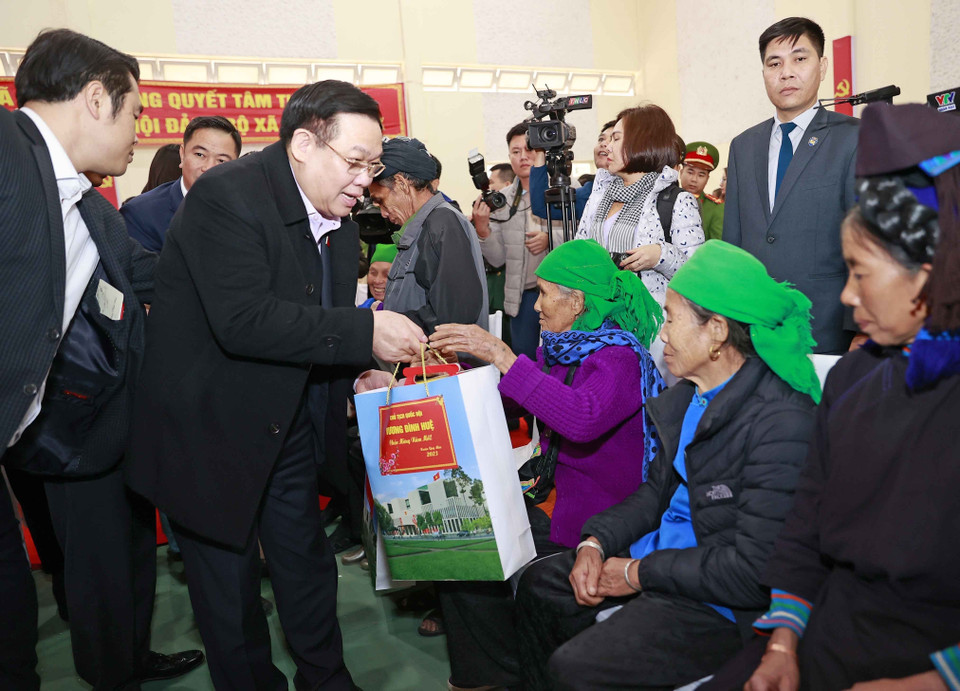 Chủ tịch Quốc hội Vương Đình Huệ tặng quà cho người cao tuổi là đồng bào dân tộc thiểu số. (Ảnh: Doãn Tấn/TTXVN)