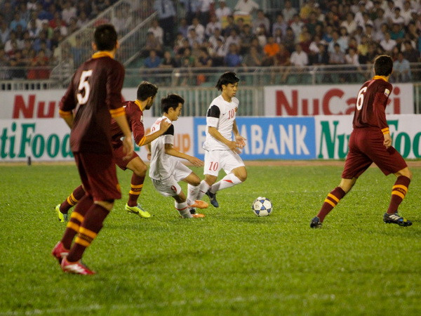 Công Phượng (10) có nhiều pha đi bóng đột biến. (Ảnh: Minh Chiến/Vietnam+)