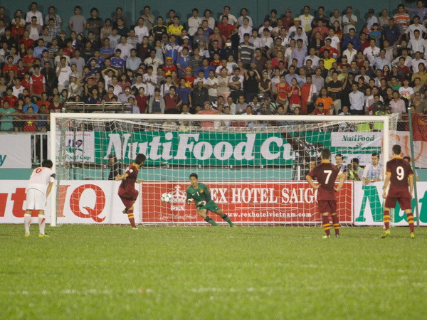 Thủ thành Văn Trường đẩy được một quả phạt đền ở cuối hiệp 1. (Ảnh: Minh Chiến/Vietnam+)