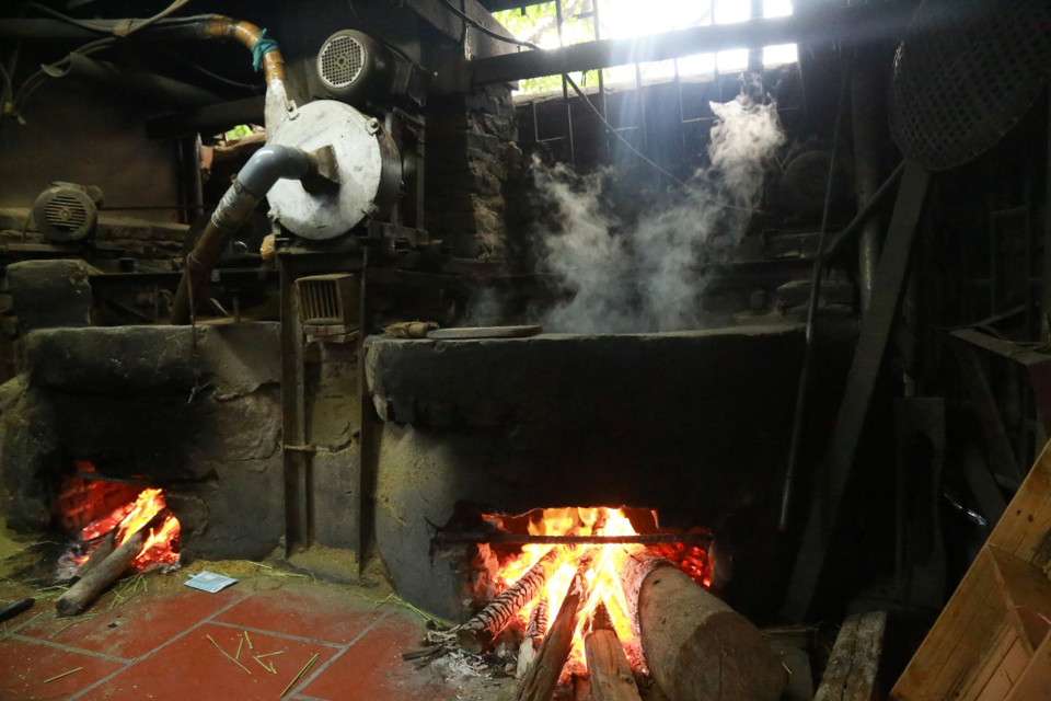 Thóc được rang trên bếp củi bếp củi. (Ảnh: Quỳnh Anh/TTXVN phát)