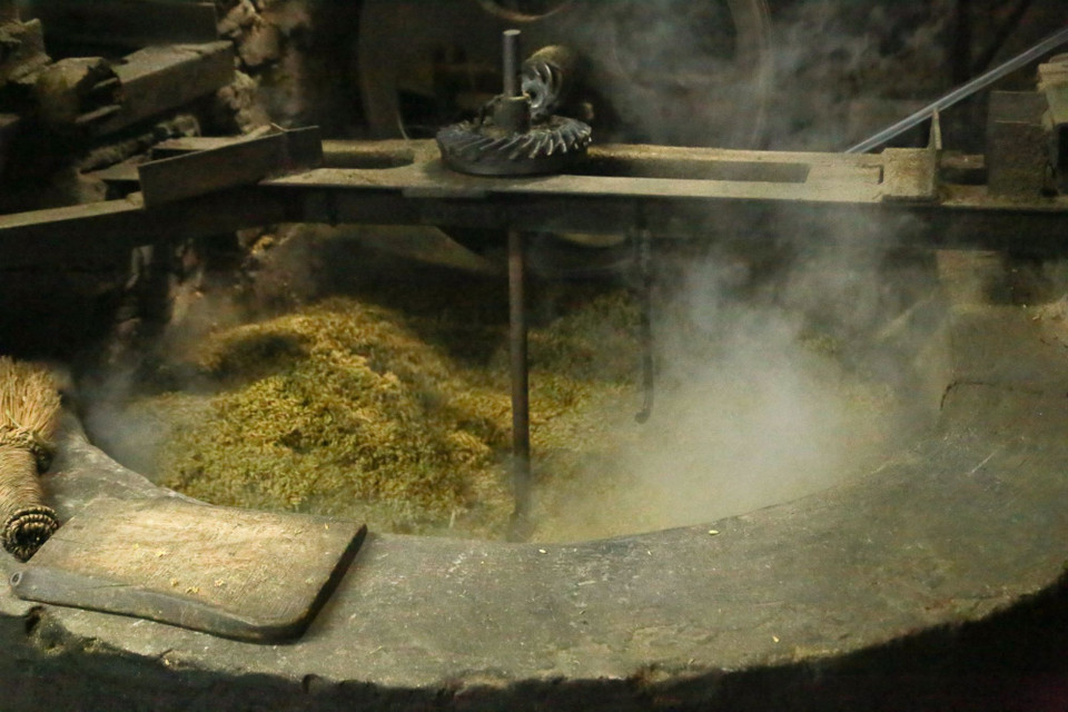 Rang cốm sao cho hạt thóc đạt độ dẻo, dai, vừa đẹp lại vừa không bị sống, không bị vụn. (Ảnh: Quỳnh Anh/TTXVN phát)