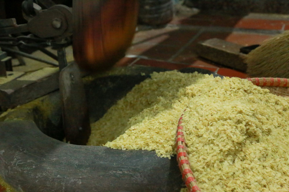 Những hạt cốm đang được giã trong cối máy. (Ảnh: Quỳnh Anh/TTXVN phát)