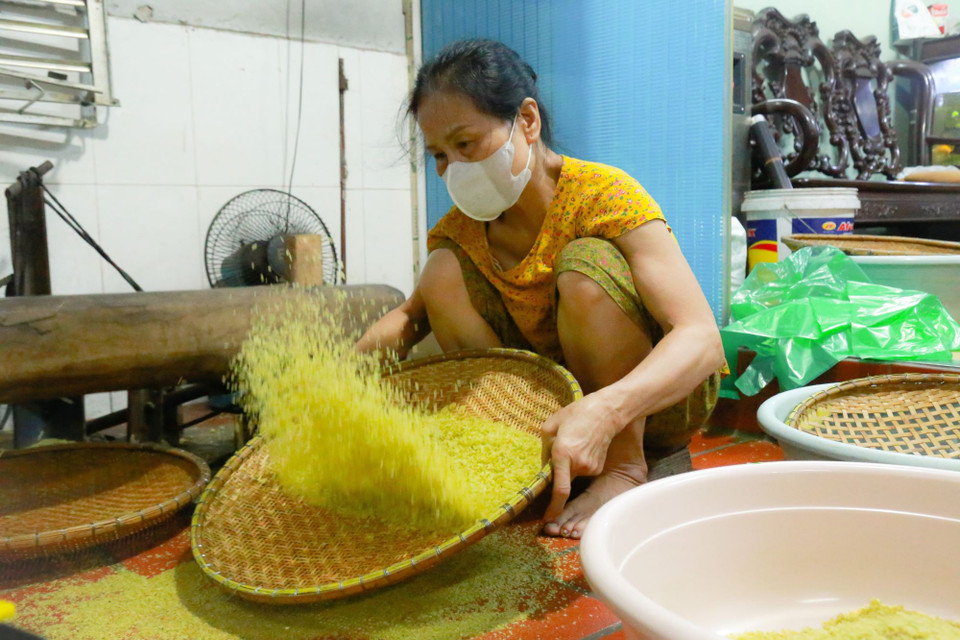 Cốm sau khi giã sẽ được đem sàng cho tơi, hạt không dính vào nhau. (Ảnh: Quỳnh Anh/TTXVN phát)