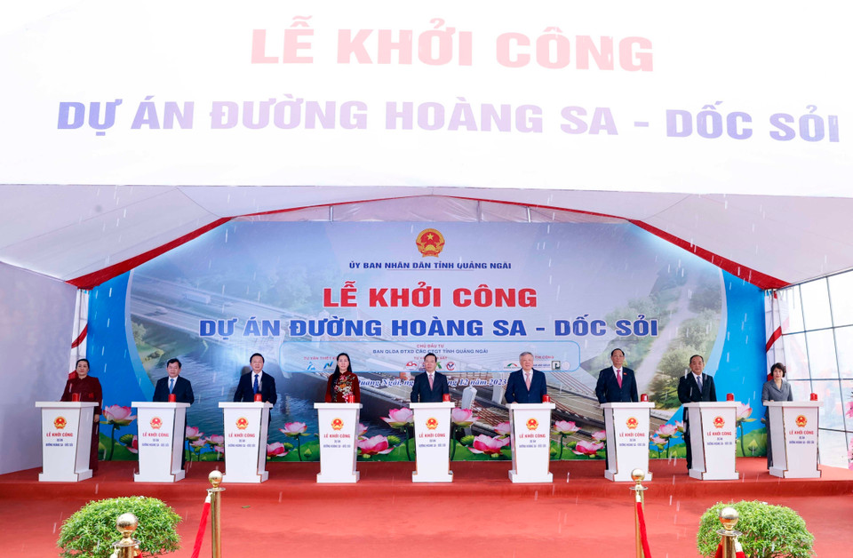 Chủ tịch nước Võ Văn Thưởng và đại biểu phát lệnh khởi công Dự án đường Hoàng Sa-Dốc Sỏi. (Ảnh: Thống Nhất/TTXVN)