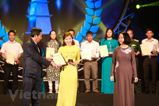 Đại diện Báo Điện tử VietnamPlus lên nhận giải B cho tác phẩm "Việt Nam vươn lên mọi mặt sau 70 năm lập quốc" tại Giải Báo chí Quốc gia lần thứ X (năm 2015).