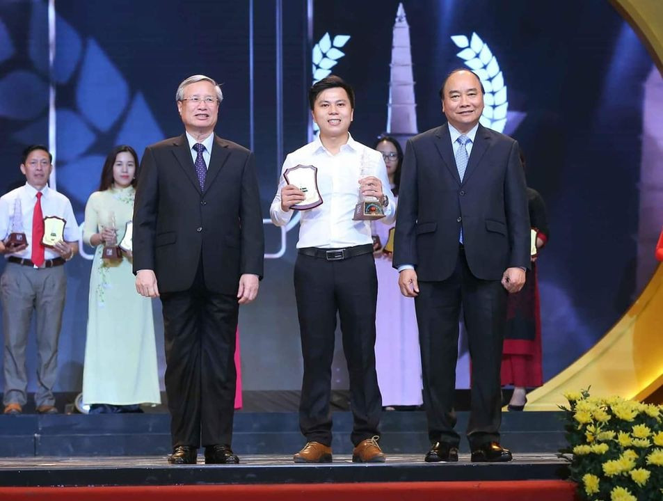 Phóng viên Võ Mạnh Hùng nhận Giải A Giải Báo chí Quốc gia lần thứ XIII (năm 2018) với tác phẩm “Tội ác dưới những tán rừng xanh… Cửa đóng nhưng ruột vẫn rỗng.”