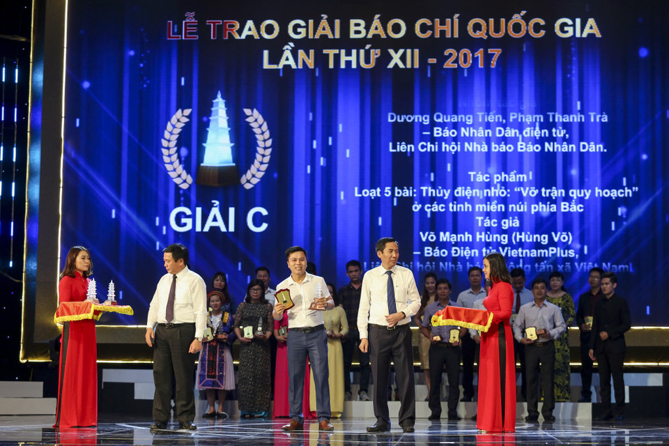 Loạt 5 bài Thủy điện nhỏ: "Vỡ trận quy hoạch" ở các tỉnh miền núi phía Bắc của tác giả Võ Mạnh Hùng đoạt Giải C Giải Báo chí Quốc gia lần thứ XII (năm 2017).