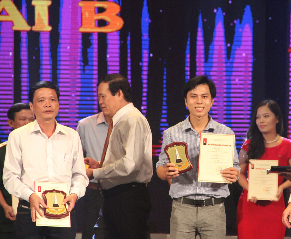 Báo Điện tử VietnamPlus được trao Giải B với tác phẩm “Bất cập trong quản lý, sử dụng đất lâm trường quốc doanh” của nhóm tác giả Võ Mạnh Hùng-Đỗ Mạnh Hùng tại Giải Báo chí Quốc gia lần thứ VIII (năm 2013).