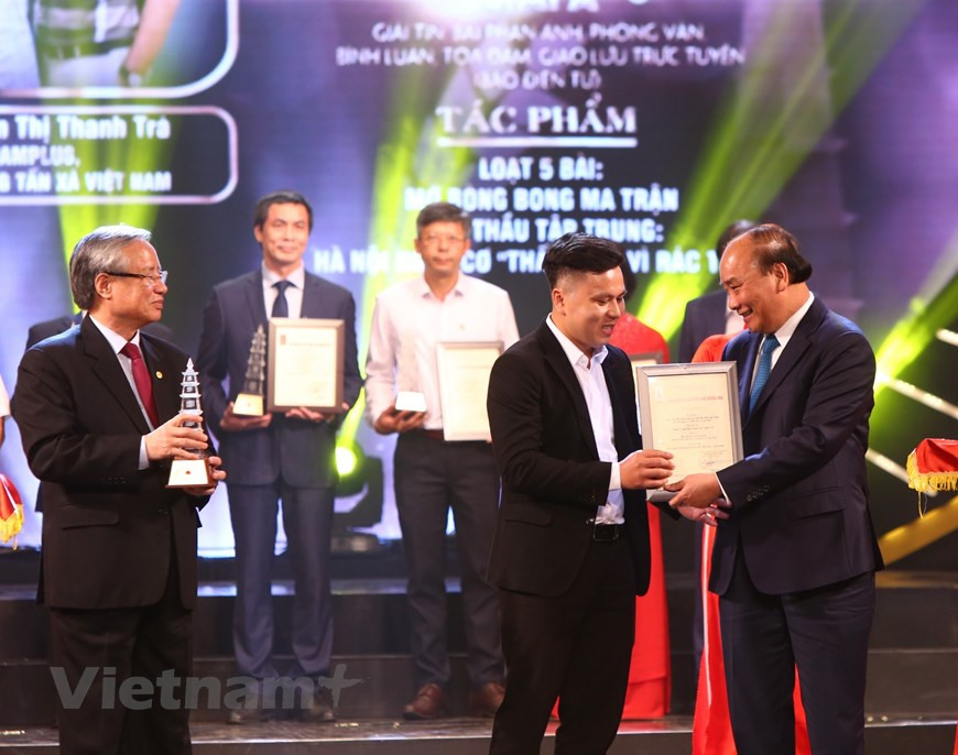 Loạt bài “Ma trận đấu thầu tập trung: Hà Nội nguy cơ ‘thất thủ’ vì rác thải” của nhóm tác giả Báo Điện tử VietnamPlus được vinh danh Giải A Giải Báo chí Quốc gia lần thứ XIV (2019).