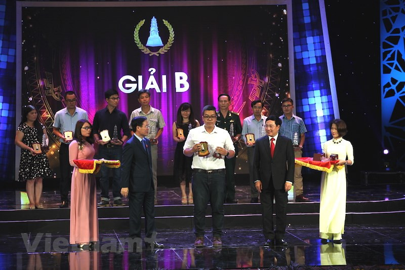 Tác phẩm "Cô bé chân voi và cuộc chiến 12 năm kiên cường" của nhóm tác giả Trần Sơn Bách, Lê Minh Sơn và Phan Hải Tùng Lâm đoạt Giải B Giải Báo chí Quốc gia lần thứ XI (năm 2016).