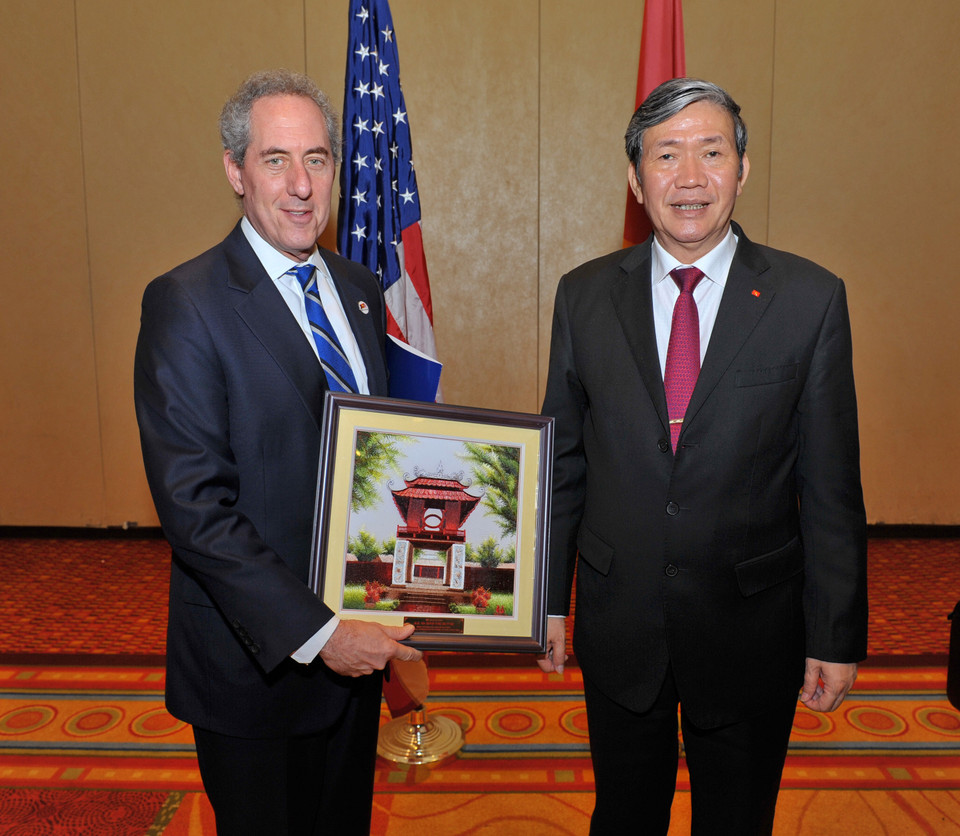 Thường trực Ban Bí thư Đinh Thế Huynh tặng quà lưu niệm Đại diện Thương mại Mỹ Michael Froman. (Ảnh: Thanh Tuấn/Vietnam+)