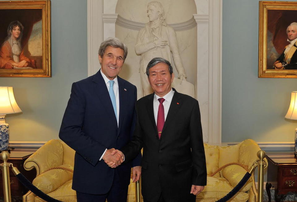 Thường trực Ban Bí thư Đinh Thế Huynh và Ngoại trưởng Hoa Kỳ John Kerry sau cuộc hội đàm. (Ảnh: Thanh Tuấn/Vietnam+)