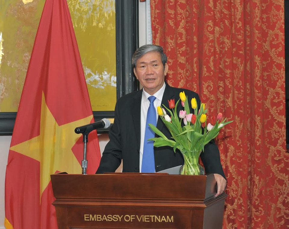 Thường trực Ban Bí thư chí Đinh Thế Huynh đến thăm và thông báo cho các cán bộ, nhân viên Đại sứ quán Việt Nam tại Hoa Kỳ về tình hình trong nước và những nội dung cơ bản của Hội nghị lần thứ tư Ban Chấp hành Trung ương khóa XII, Kỳ họp thứ 2 Quốc hội khóa XIV. (Ảnh: Thanh Tuấn/Vietnam+)