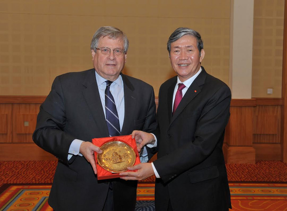 Thường trực Ban Bí thư Đinh Thế Huynh và Tổng Thư ký Viện Dân chủ Quốc gia Kenneth Wollack. (Ảnh: Thanh Tuấn/Vietnam+)