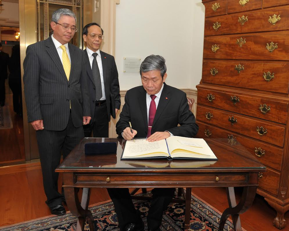 Thường trực Ban Bí thư Đinh Thế Huynh viết sổ lưu niệm tại Bộ Ngoại giao Hoa Kỳ. (Ảnh: Thanh Tuấn/Vietnam+)