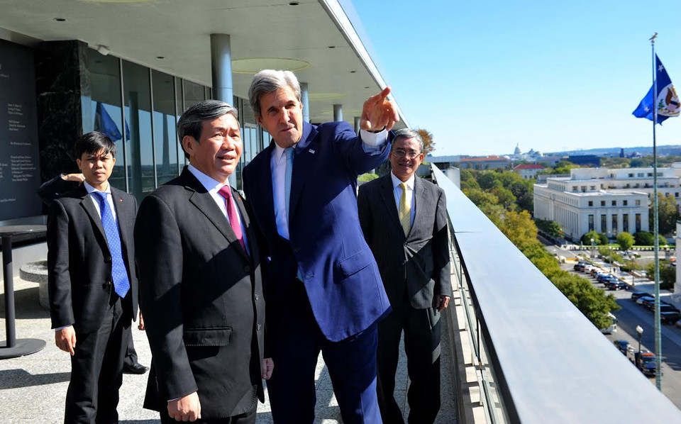 Ngoại trưởng J. Kerry giới thiệu thủ đô Washington với Thường trực Ban Bí thư Đinh Thế Huynh. (Ảnh: Thanh Tuấn/Vietnam+)