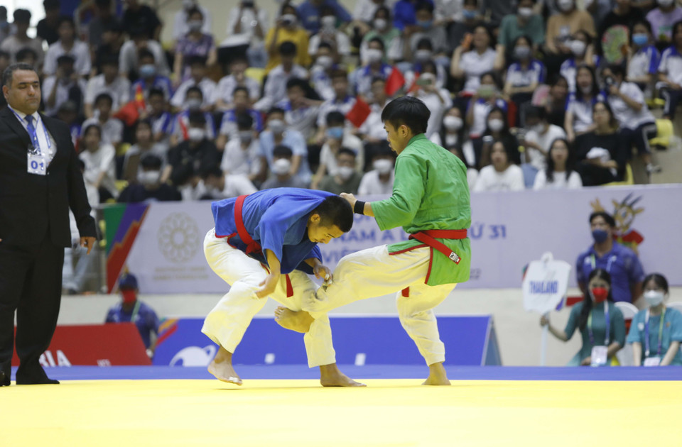  Vận động viên Việt Nam Lê Công Hoàng Hải (xanh lá cây) thi đấu với vận động viên Arnkhian Seksan (Thái Lan). (Ảnh: Trần Việt/TTXVN)