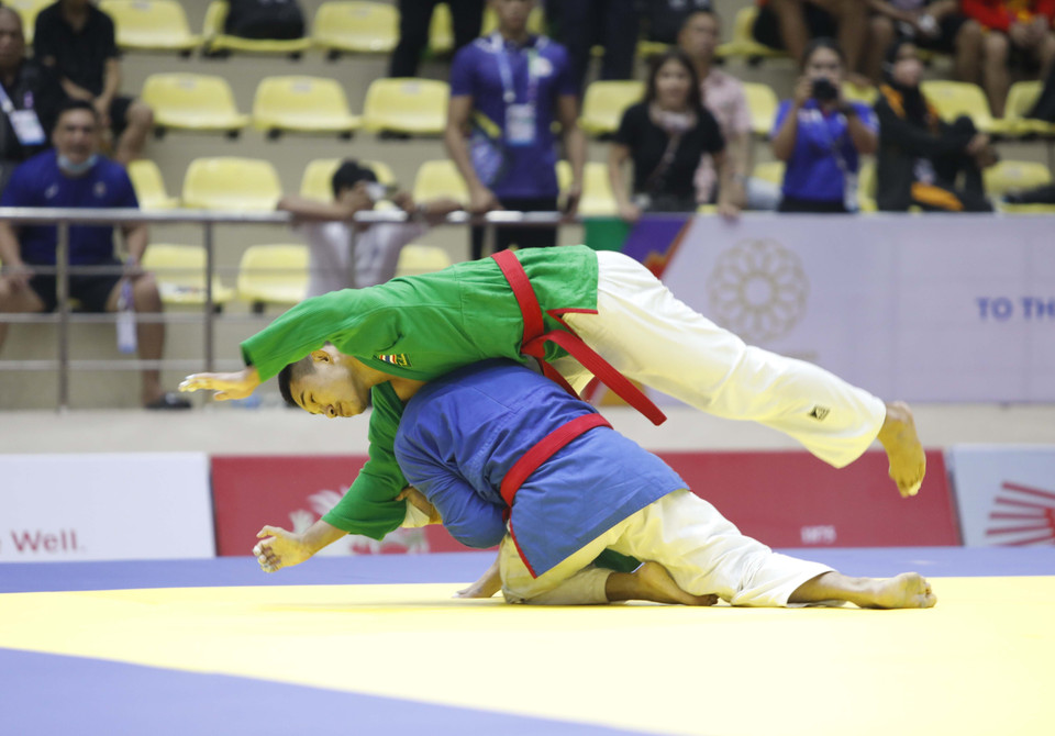 Trận đấu hạng cân 60 kg giữa vận động viên Llamas Al Rolan Sorne Philippines (áo xanh dương) gặp vận động viên Arnkhian Seksan (Thái Lan). (Ảnh: Trần Việt/TTXVN)