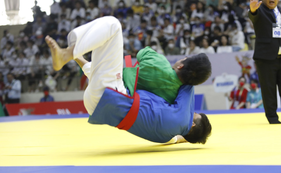 Trận đấu hạng 66 kg giữa vận động viên Phan Trúc Phi (xanh lá cây) và vận động viên Shan La Yaung (Myanmar). (Ảnh: Trần Việt/TTXVN)