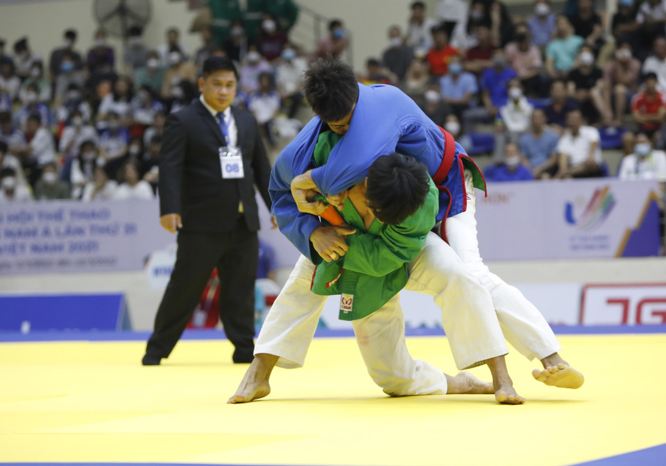 Trận đấu hạng 66 kg giữa vận động viên Phan Trúc Phi (xanh lá cây) và vận động viên Shan La Yaung (Myanmar). (Ảnh: Trần Việt/TTXVN)