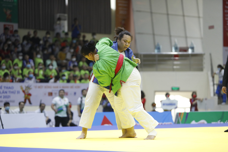 Trận đấu hạng cân 60 kg giữa vận động viên Llamas Al Rolan Sorne Philippines (áo xanh dương) gặp vận động viên Arnkhian Seksan (Thái Lan). (Ảnh: Trần Việt/TTXVN)