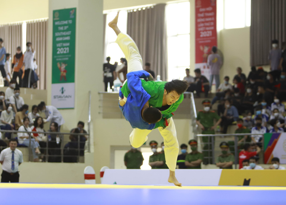 Vận động viên Võ Phạm Hoàng Ân (xanh dương) và vận động viên Arnkhian Seksan (Thái Lan) hạng cân 60 kg. (Ảnh: Trần Việt/TTXVN)