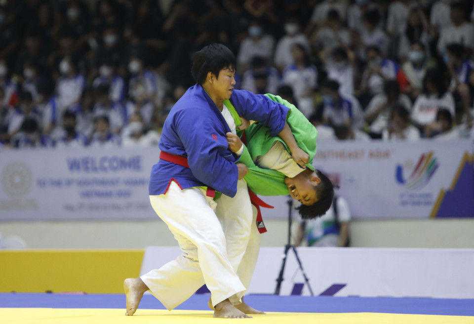 Vận động viên Aung Aye Aye - Myanmar (áo xanh dương) đấu với vận động viên Sirikarn Jittima (Thái Lan). (Ảnh: Trần Việt/TTXVN)