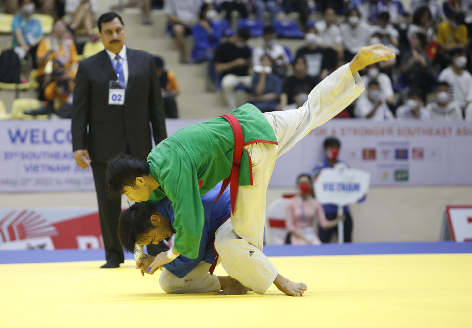 Pha đánh quyết định chiến thắng của vận động viên Lê Công Hoàng Hải (xanh dương) trước vận động viên Võ Phạm Hoàng Ân hạng cân 66 kg. (Ảnh: Trần Việt/TTXVN)