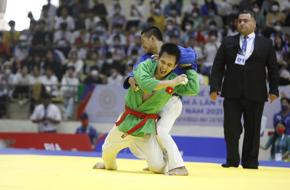  Vận động viên Việt Nam Lê Công Hoàng Hải (xanh lá cây) thi đấu với vận động viên Arnkhian, Seksan (Thái Lan). (Ảnh: Trần Việt/TTXVN)