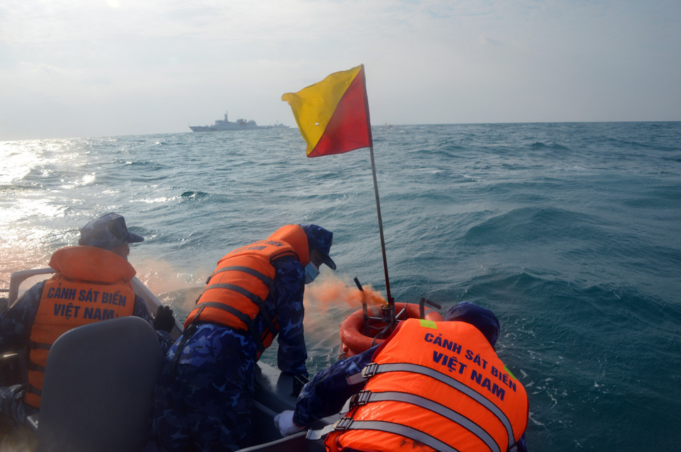 Cảnh sát Biển Việt Nam luyện tập tình huống cứu vớt thuyền viên tàu bị nạn trôi dạt trên biển.(Ảnh: TTXVN phát)