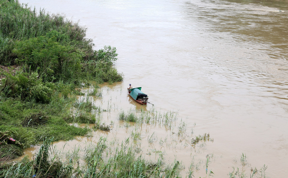 Lũ trên thượng nguồn sông Hồng, đoạn chảy qua thành phố Lào Cai ở mức cảnh báo rủi ro cấp 1. (Ảnh: Quốc Khánh/TTXVN)
