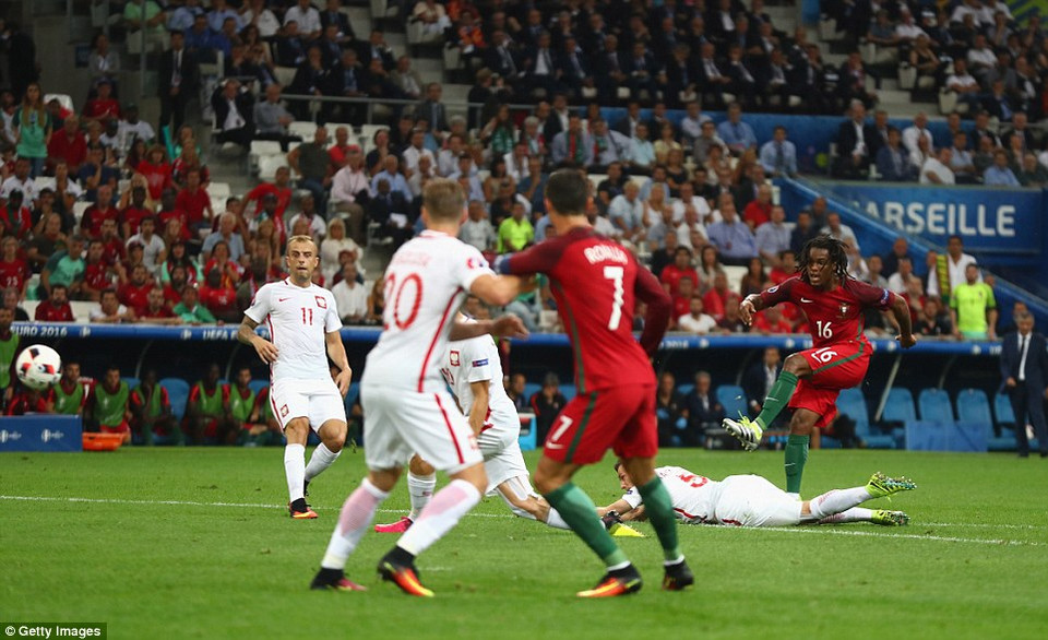 Tuy nhiên, đến phút 33, Renato Sanches đã tỏa sáng...