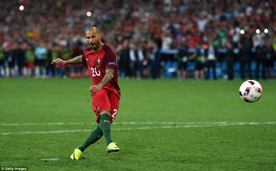 ...trong khi đó, Quaresma là người thực hiện cuối cùng mang.