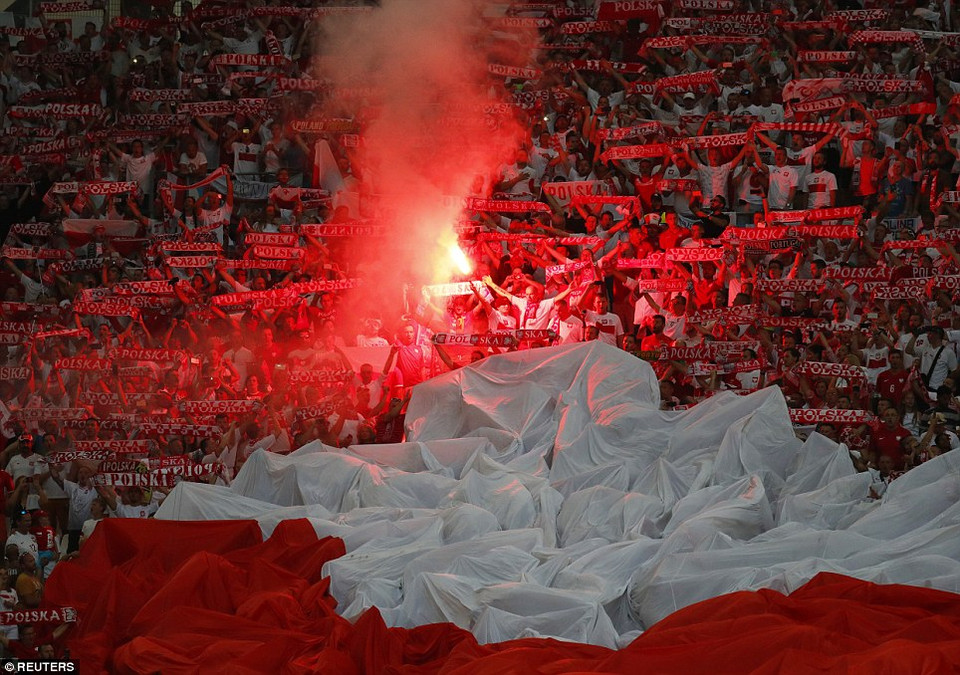 Còn trên khán đài, khán giả không giấu được sung sướng​.