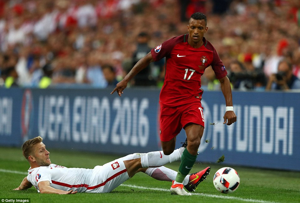 Nhưng 30 phút trôi qua mà không có bàn thắng nào được ghi, đồng nghĩa phải phân định thắng thua trên chấm 11m.