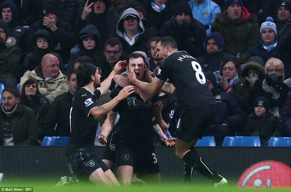 Các cầu thủ Burnley ăn mừng ngay tại Etihad.