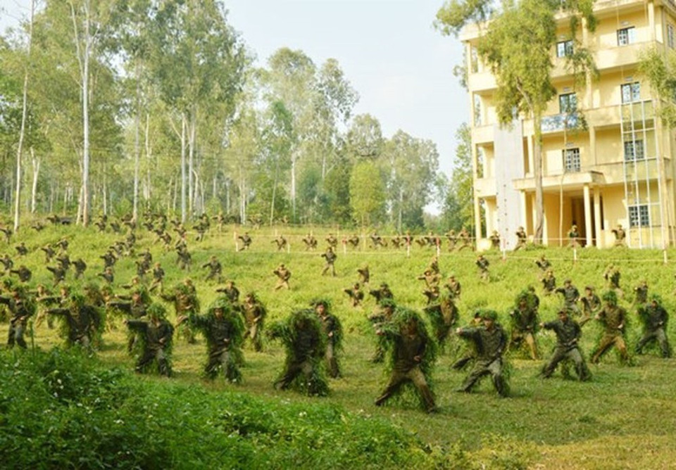 Mang mặc áo cỏ trình diễn kỹ thuật chiến thuật đặc công. Những bộ áo cỏ này giúp bộ đội đặc công có khả năng 'xuất quỷ nhập thần'. (Ảnh: Tư liệu/TTXVN phát)
