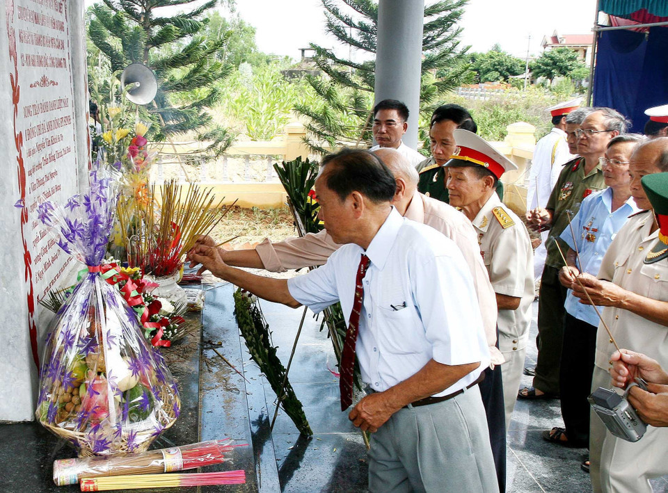 Khánh thành Nhà bia tưởng niệm 8 Liệt sĩ của Đại đội 12 – Tiểu đoàn 10 (K10) Bộ đội đặc công Quảng Trị, hy sinh ngày 9/3/1975 trong trận đánh Chi khu quân sự Mai Lĩnh, một mắt xích quan trọng trong hệ thống phòng thủ của địch ở thị xã Quảng Trị, tạo điều kiện cho nhân dân nổi dậy giành chính quyền thắng lợi. (Ảnh: Hồ Cầu/TTXVN)
