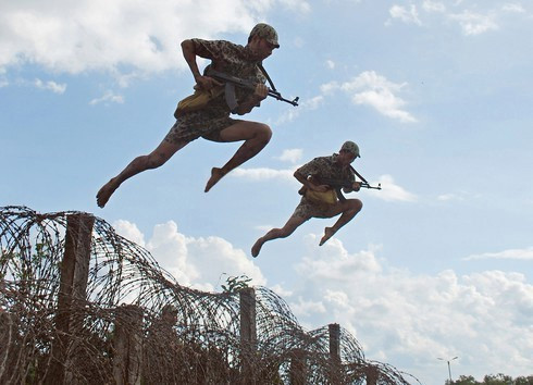 Chiến sỹ Lữ đoàn Đặc công biệt động 1 luyện tập bài vượt rào. (Ảnh: Tư liệu/TTXVN phát)