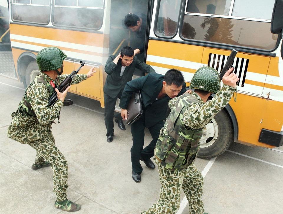 Chiến sỹ Lữ đoàn Đặc công 113 (Binh chủng Đặc công) thực hiện bài tập chống khủng bố, giải thoát con tin trên xe ôtô. (Ảnh: Lâm Khánh/TTXVN)