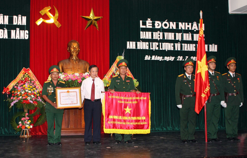  Đại đội 2, Tiểu đoàn Đặc công 489 thành phố Đà Nẵng đón nhận danh hiệu Anh hùng Lực lượng vũ trang nhân dân (20/7/2012). (Ảnh: Trần Lê Lâm/TTXVN)