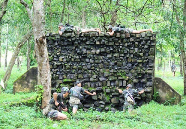 Chiến sỹ Lữ đoàn Đặc công 198 huấn luyện khắc phục vật cản. (Ảnh: Tư liệu/TTXVN phát)