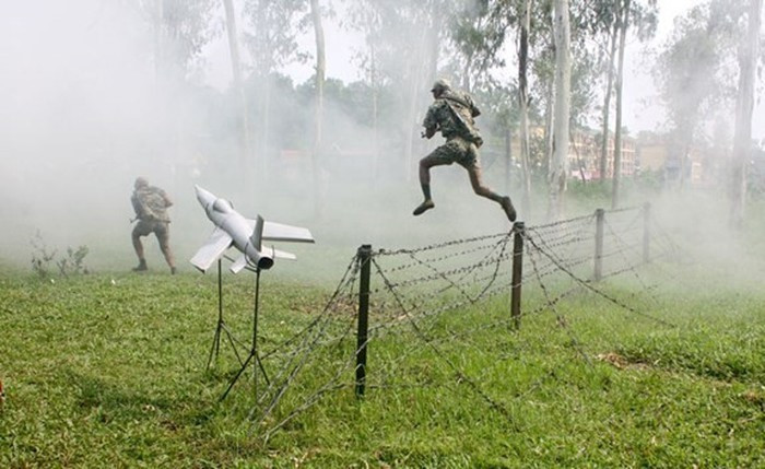 Học viên Trường sĩ quan đặc công luyện tập kỹ thuật khắc phục rào cản. (Ảnh: Tư liệu/TTXVN phát)