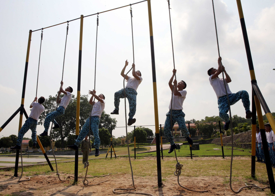 Chiến sỹ Lữ đoàn Đặc công Hải quân 126 thi đua rèn sức, luyện tài trên thao trường. (Ảnh: Dương Giang/TTXVN)