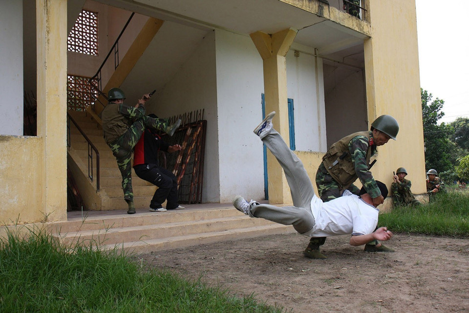 Chiến sỹ Lữ đoàn Đặc công 429 diễn tập khống chế khủng bố, giải thoát an toàn cho các con tin. (Ảnh: Trọng Đức/TTXVN)