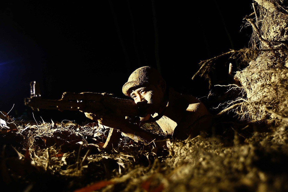 Chiến sỹ Lữ đoàn Đặc công113 ngụy trang hòa lẫn với môi trường xung quanh khi đột nhập mục tiêu. (Ảnh: An Đăng/TTXVN)