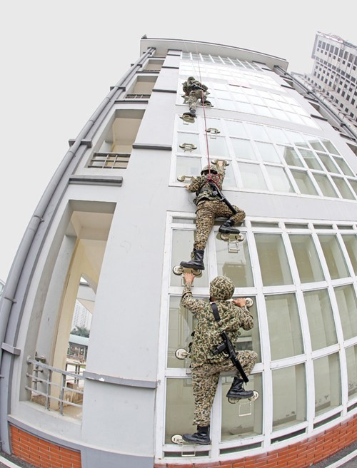 Chiến sỹ Lữ đoàn Đặc công biệt động 1 luyện tập tiếp cận mục tiêu nhà cao tầng. (Ảnh: Tư liệu/TTXVN phát)