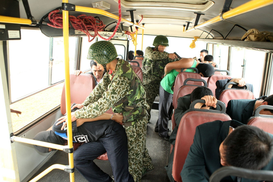 Chiến sỹ Lữ đoàn Đặc công 113 (Binh chủng Đặc công) thực hiện bài tập chống khủng bố, giải thoát con tin trên xe ôtô. (Ảnh: Lâm Khánh/TTXVN)
