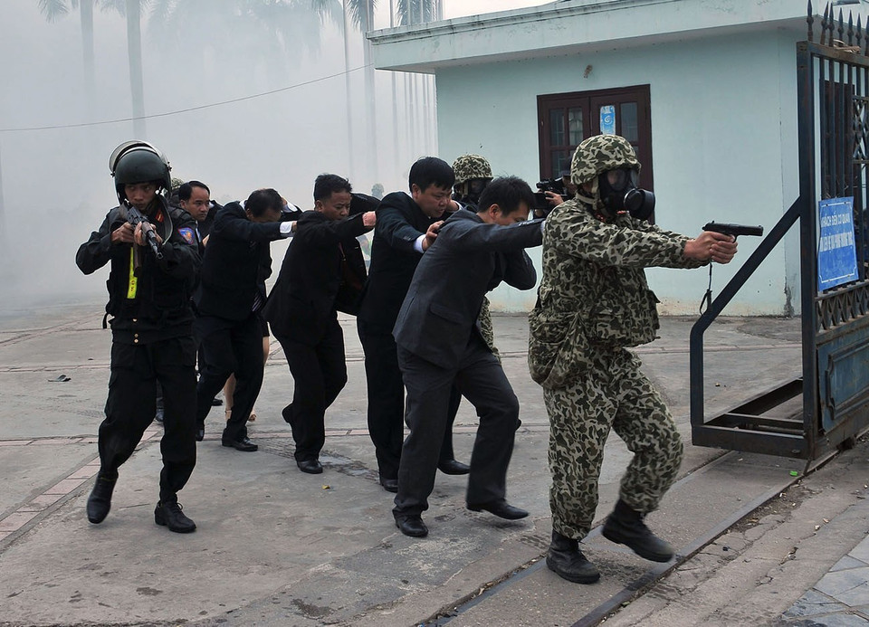 Lực lượng Đặc công diễn tập tấn công chống khủng bố, giải thoát con tin. (Ảnh: Trọng Đức/TTXVN)